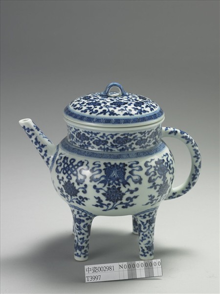 青花蓮托八寶紋四足執壺