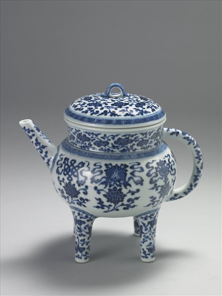 青花蓮托八寶紋四足執壺