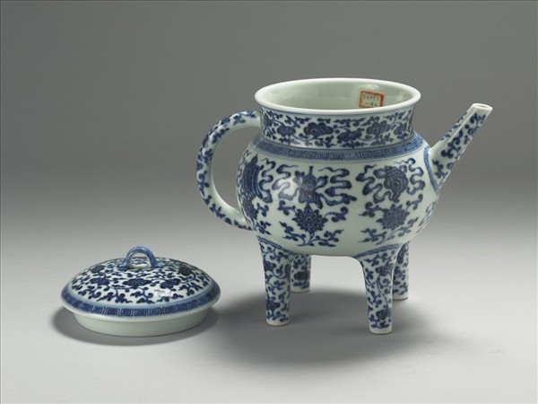 青花蓮托八寶紋四足執壺