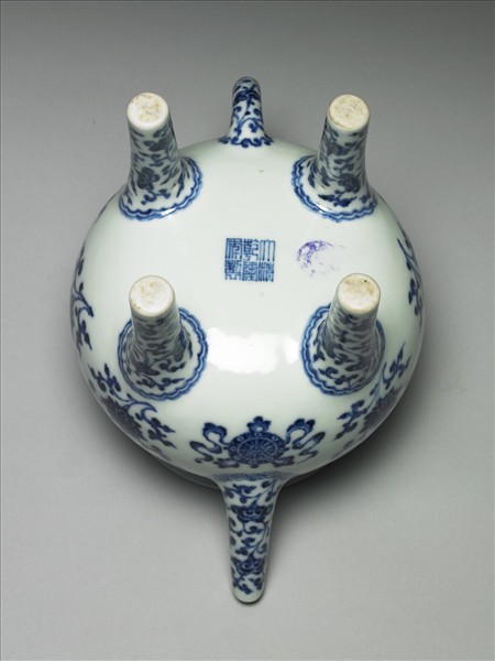 青花蓮托八寶紋四足執壺