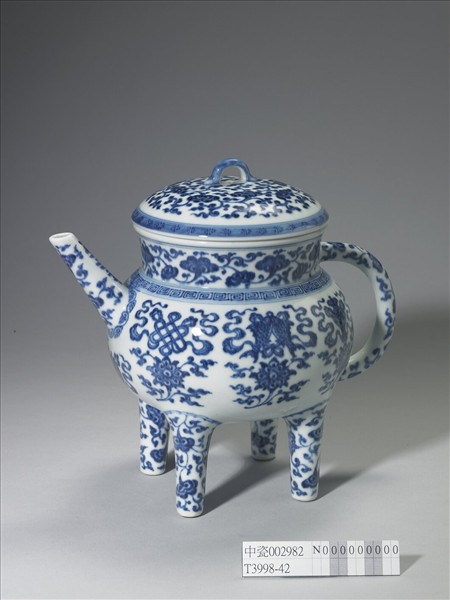 青花蓮托八寶紋四足執壺