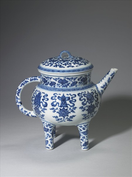 青花蓮托八寶紋四足執壺