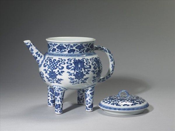 青花蓮托八寶紋四足執壺