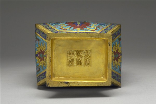 掐絲琺瑯戟耳扁瓶