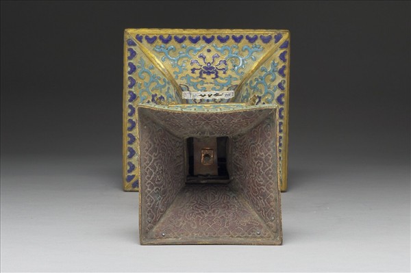 內填琺瑯方觚（五供）