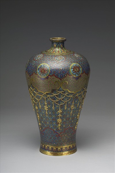 掐絲琺瑯瓔珞梅瓶