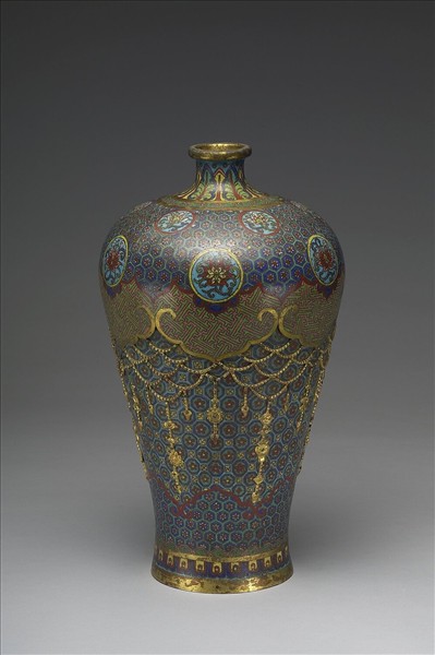 掐絲琺瑯瓔珞梅瓶