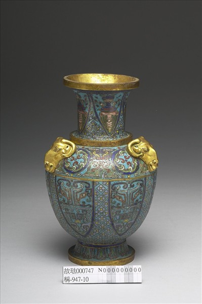 掐絲琺瑯牛頭瓶