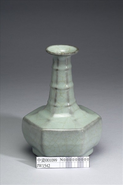 青瓷六方弦紋瓶