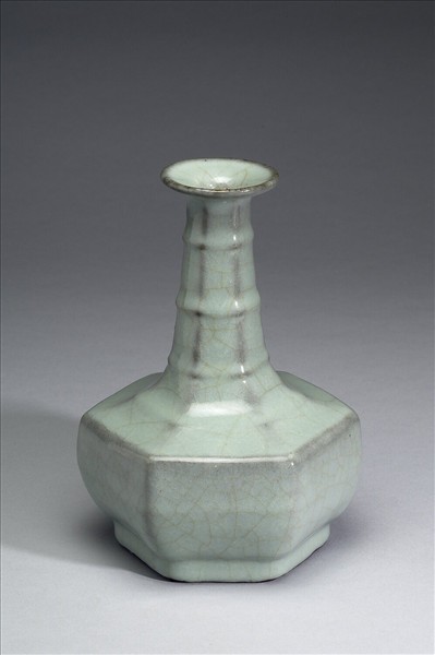 青瓷六方弦紋瓶