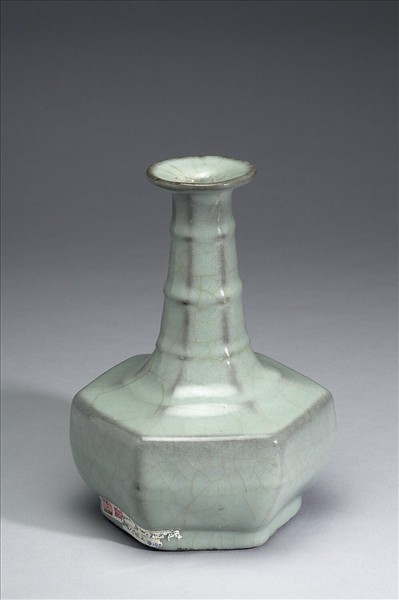 青瓷六方弦紋瓶