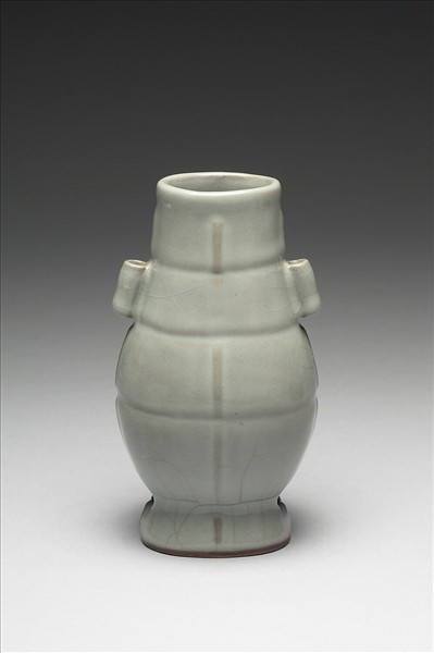 青瓷貫耳穿帶扁瓶