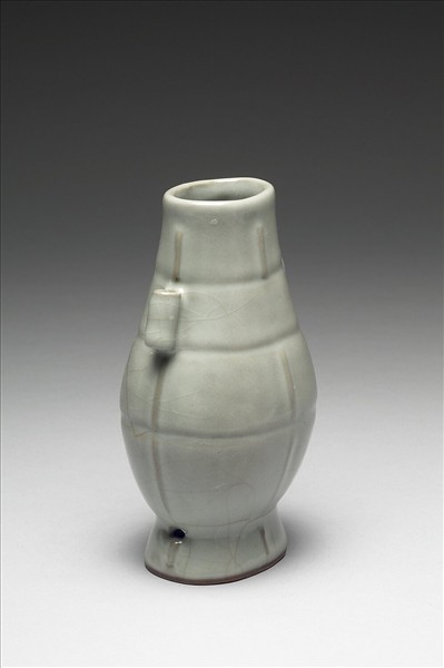 青瓷貫耳穿帶扁瓶