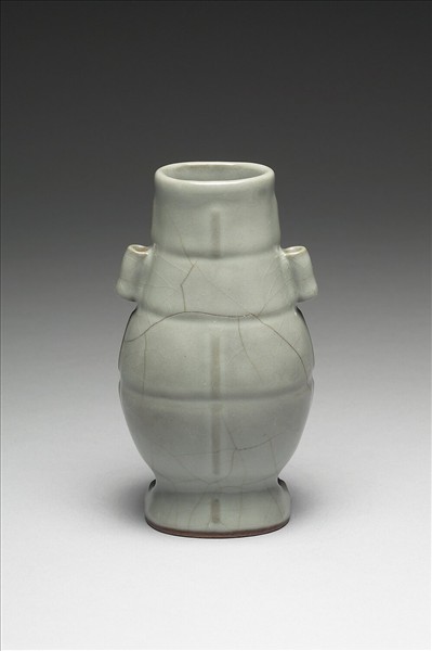 青瓷貫耳穿帶扁瓶