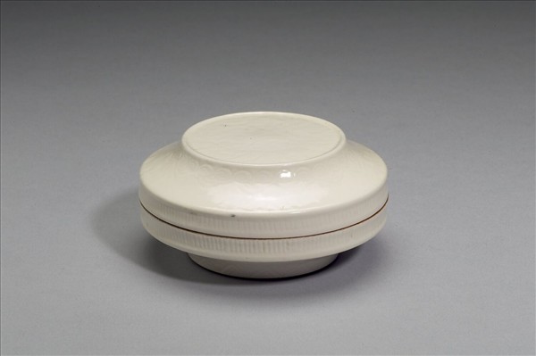 白瓷暗花花卉紋印盒