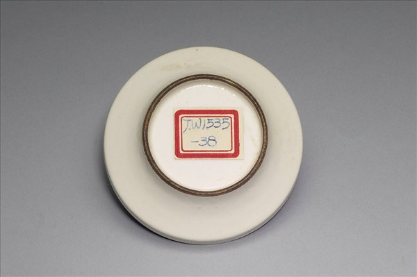 白瓷暗花花卉紋印盒