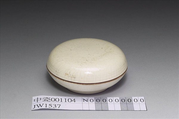 白瓷暗花花卉紋印盒