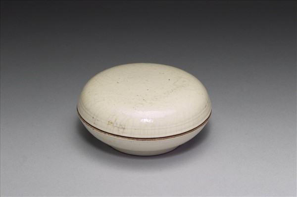 白瓷暗花花卉紋印盒