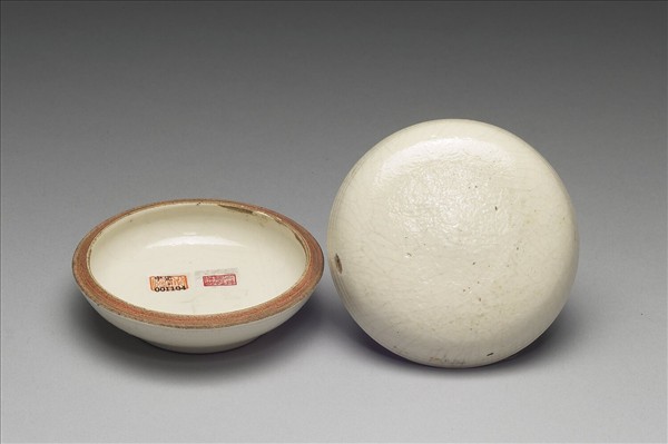 白瓷暗花花卉紋印盒