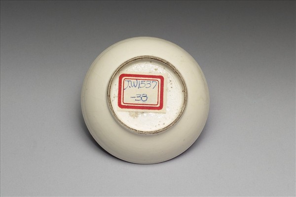 白瓷暗花花卉紋印盒