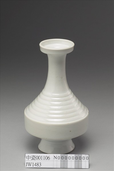 白瓷弦紋塔式瓶
