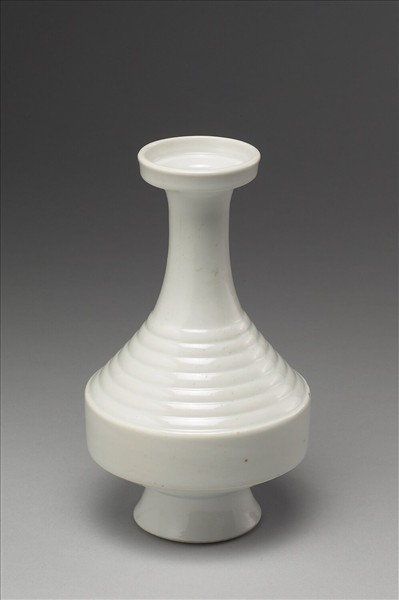 白瓷弦紋塔式瓶