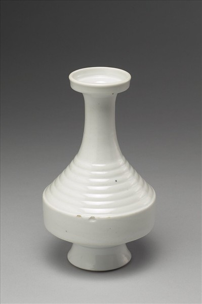 白瓷弦紋塔式瓶