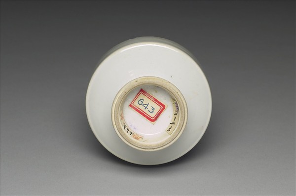 白瓷弦紋塔式瓶