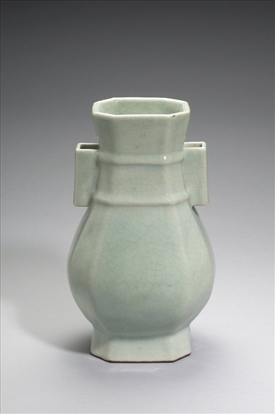 青瓷貫耳六方壺