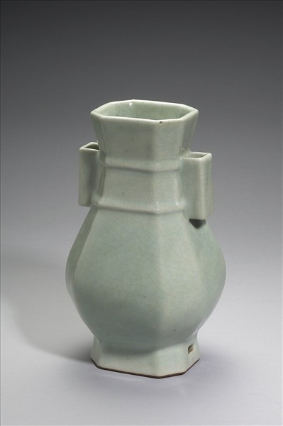 青瓷貫耳六方壺