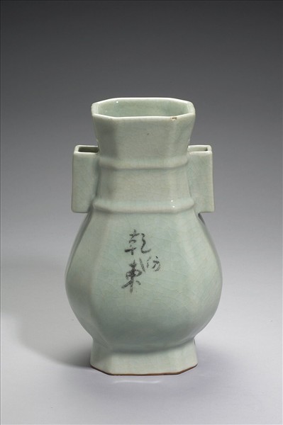 青瓷貫耳六方壺