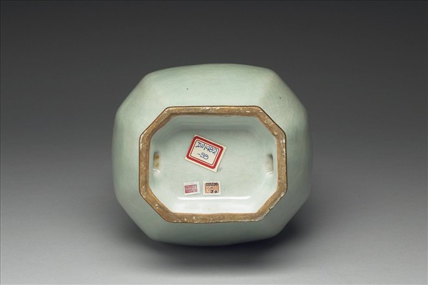 青瓷貫耳六方壺