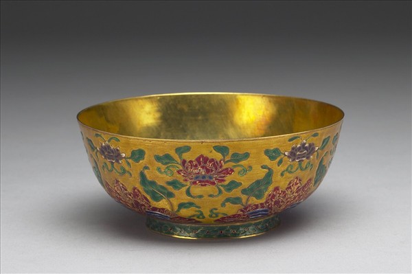金胎內填琺瑯番蓮紋碗