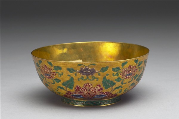 金胎內填琺瑯番蓮紋碗