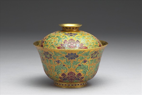 金胎內填琺瑯番蓮紋蓋盞