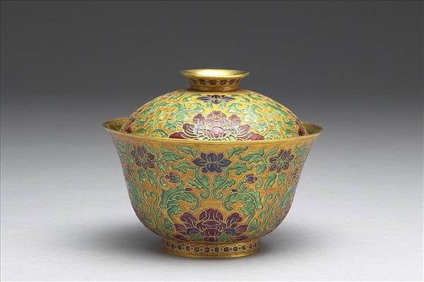 金胎內填琺瑯番蓮紋蓋盞