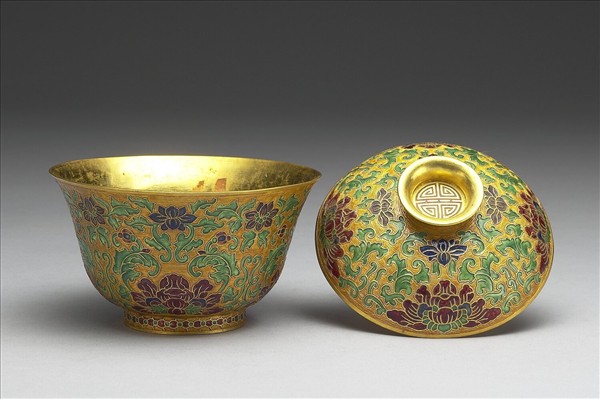 金胎內填琺瑯番蓮紋蓋盞