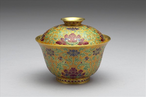 金胎內填琺瑯番蓮紋蓋盞