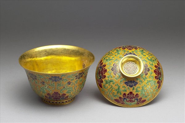 金胎內填琺瑯番蓮紋蓋盞