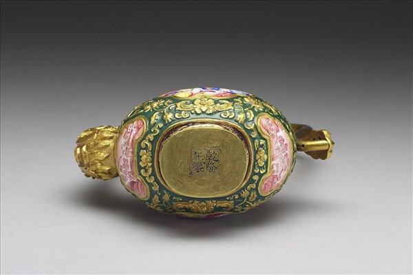 金胎內填兼畫琺瑯西方仕女圖執壺