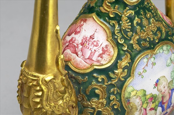 金胎內填兼畫琺瑯西方仕女圖執壺