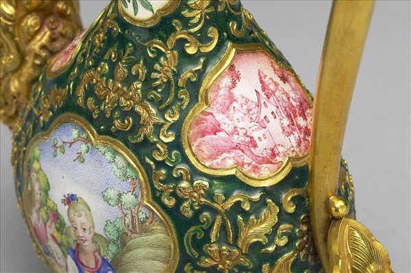 金胎內填兼畫琺瑯西方仕女圖執壺