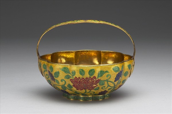 金胎內填琺瑯番蓮紋提籃