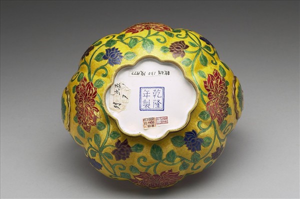 金胎內填琺瑯番蓮紋提籃