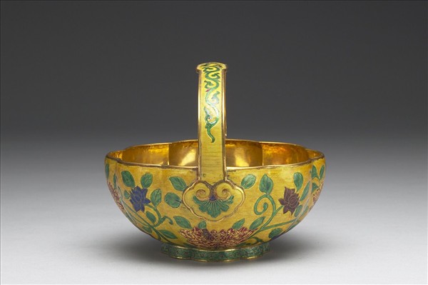 金胎內填琺瑯番蓮紋提籃