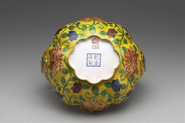 金胎內填琺瑯番蓮紋提籃