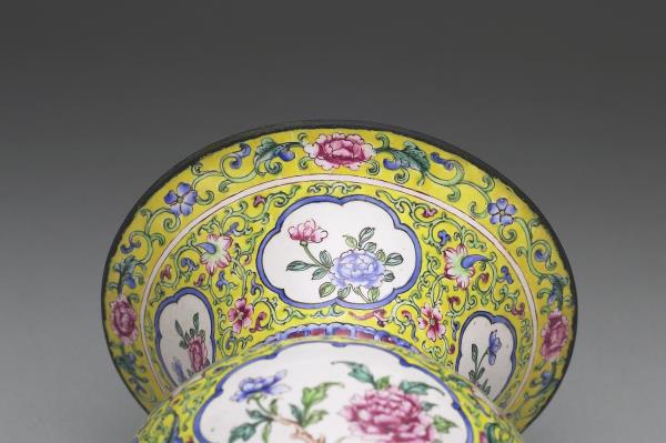 銅胎畫琺瑯渣斗