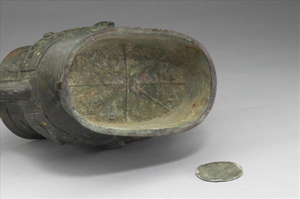 嵌金銀竊曲紋觥