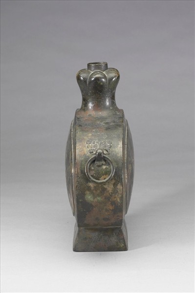 鋪首銜環蒜頭扁壺