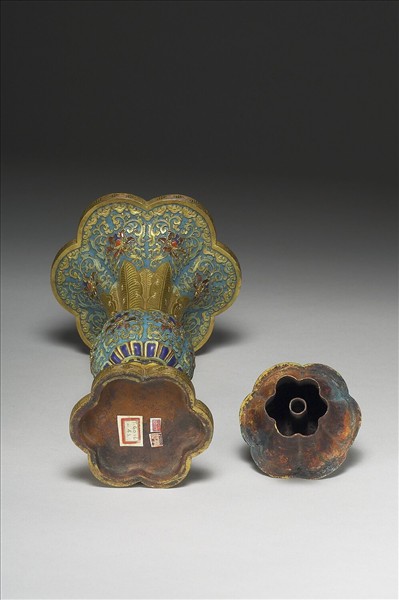 內填琺瑯觚形瓶（五供）